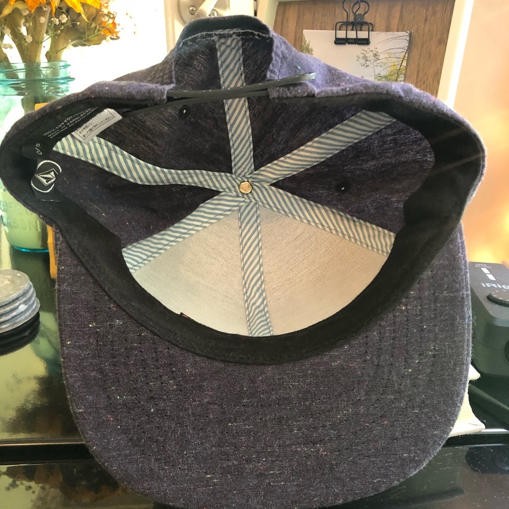 volcom snapback - Picture 2 of 4